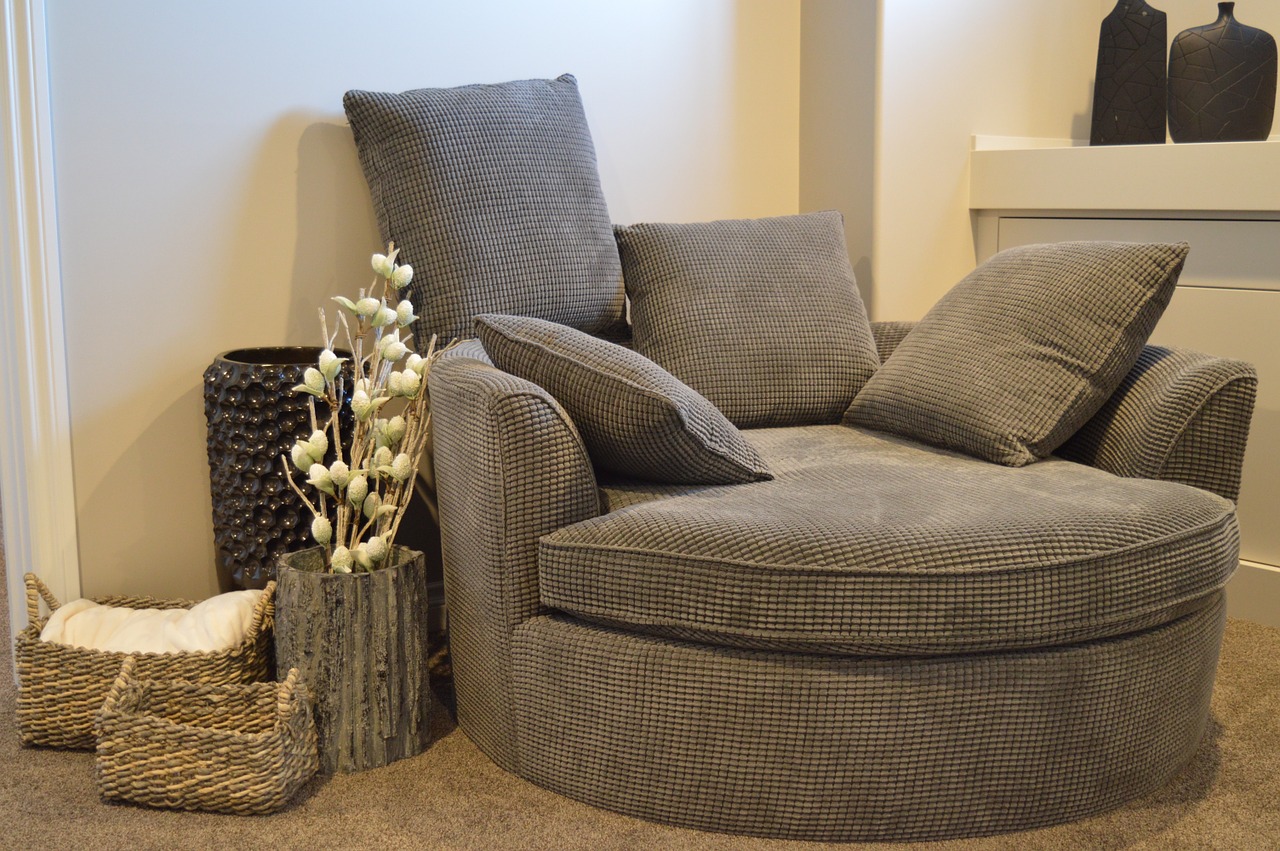 Wygoda, komfort i styl – jaka sofa najlepiej sprawdzi się w małym salonie?